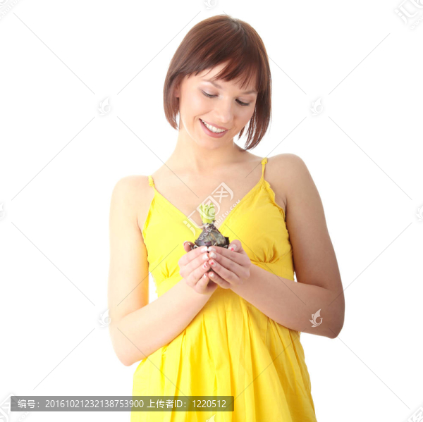 在黃色的衣服拿著小廠十幾歲的女人