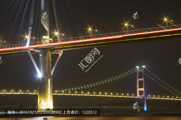 這是香港大橋美麗的夜景。