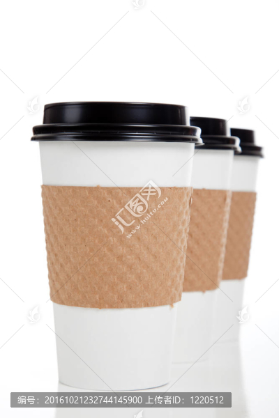 一排白色的紙咖啡杯
