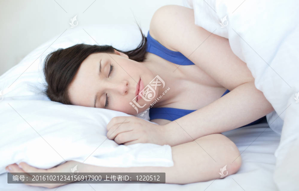 自信的女人在床上放松