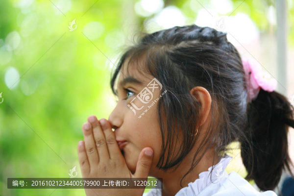 小女孩