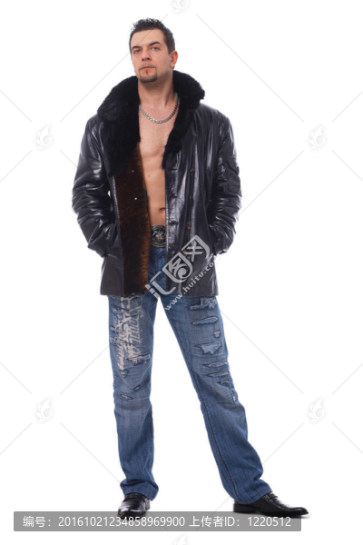 一個穿著皮夾克的男人。
