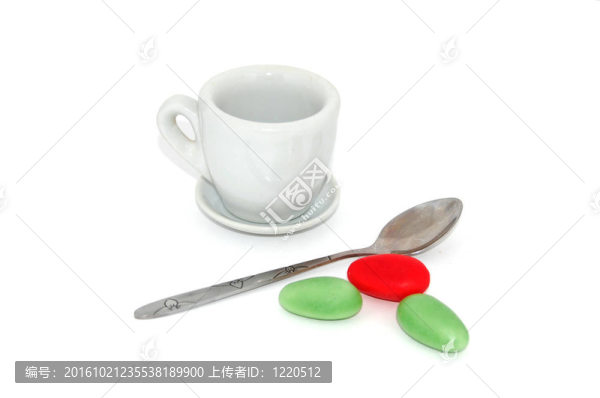 白色背景上的湯匙和糖果