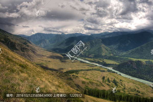 山中河流