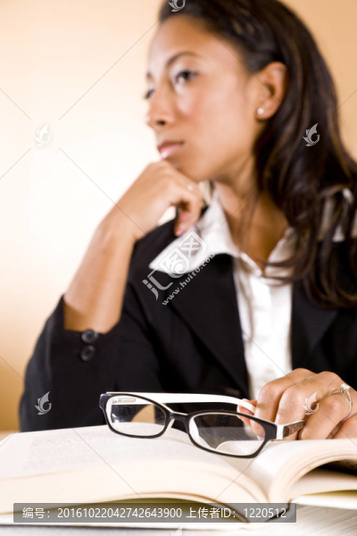 年輕女人的思維；眼鏡在書的焦點(diǎn)