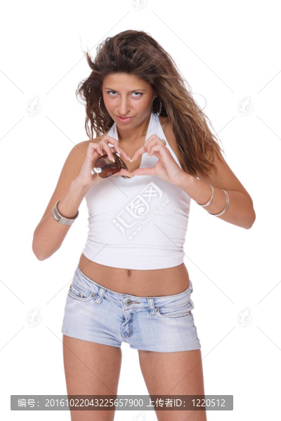 穿牛仔短褲的年輕女子