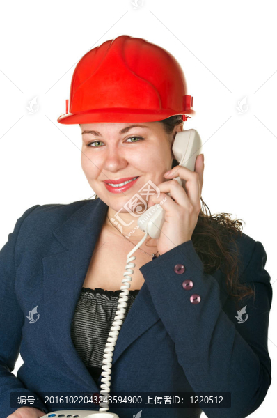 戴紅色頭盔的年輕女建筑師電話。白色背景孤立