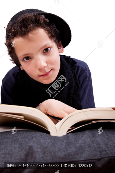 躺在枕頭上讀書的男孩