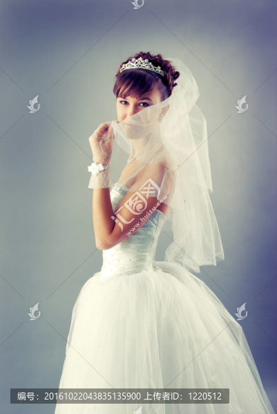 新娘穿著優(yōu)雅的白色婚紗