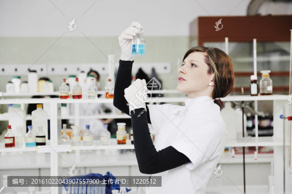 實驗室中的年輕女性