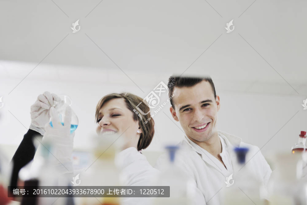 学生夫妇在实验室