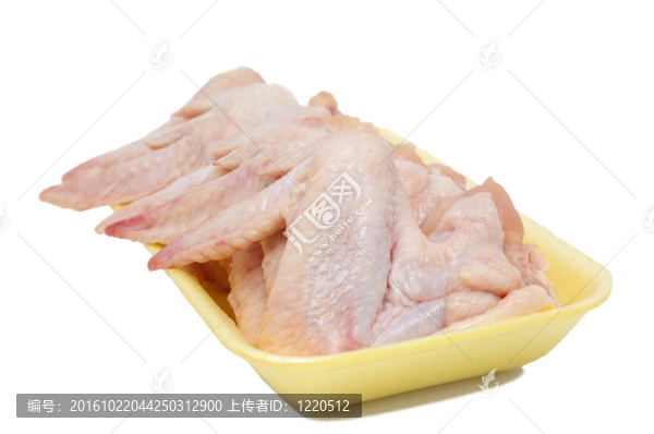 雞翅膀原料孤立在白色背景。