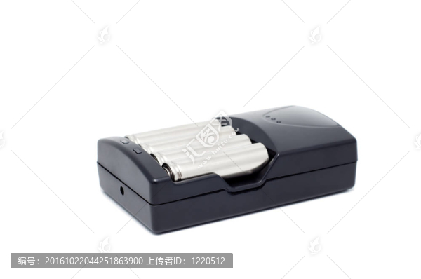在白色背景上隔離電池的充電器。