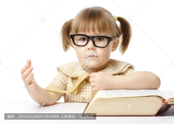 可愛的小女孩帶書；回到學校