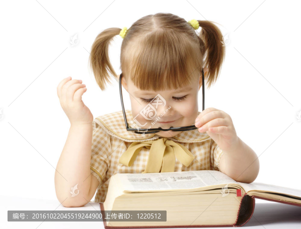 快樂(lè)小女孩書(shū)戴黑眼鏡