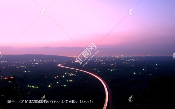 黃昏的公路鳥瞰圖