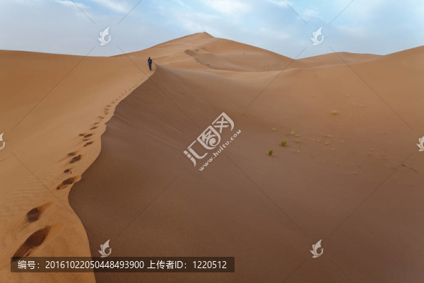 Sahara沙丘上的人。