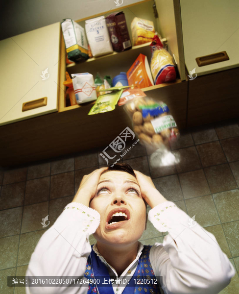 廚房噩夢。女人站在廚房的一塊木板下，被食物擊中