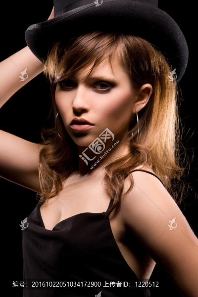 穿黑色連衣裙和頂帽子的女人