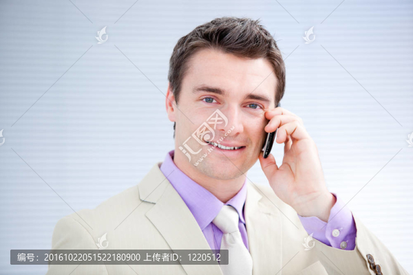 自信的商人在電話里交談