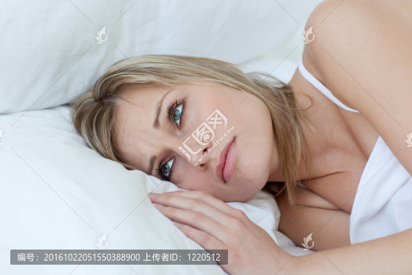 心煩意亂的年輕女人躺在床上