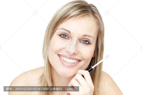 一個迷人的女人手持口紅的肖像