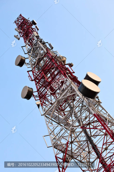 藍天上空的天線通信塔。