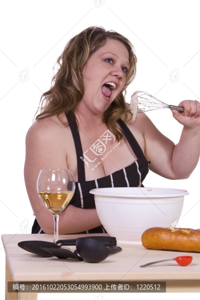 美女在廚房里喝酒