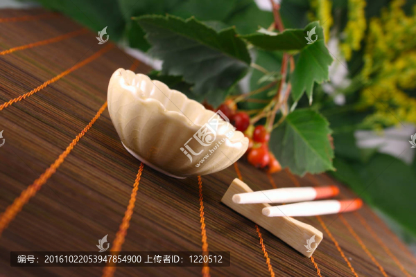 杯和紅筷子