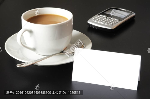 一杯咖啡和紙分隔開的