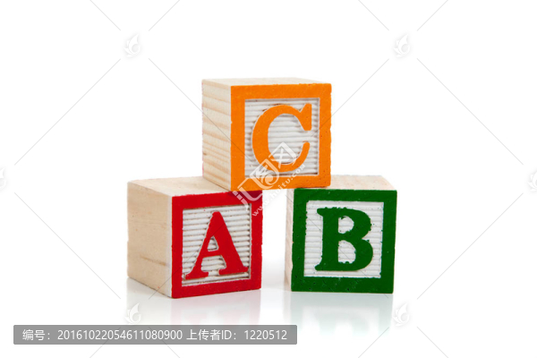 白色背景的彩色木制字母塊