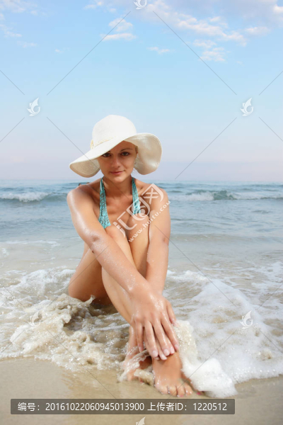美麗的女人享受海灘