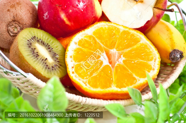 籃子里有許多水果