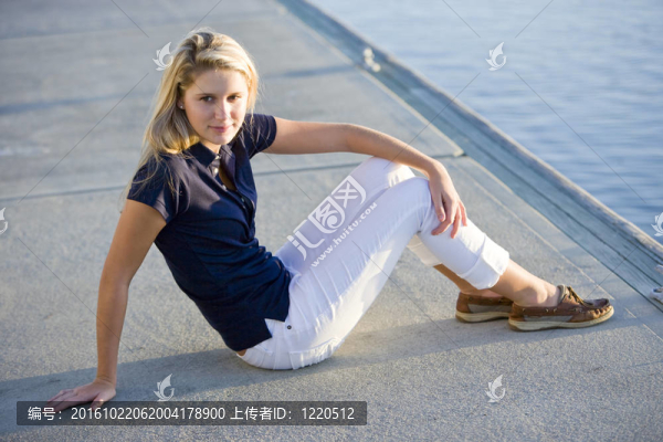 坐在碼頭上的少女