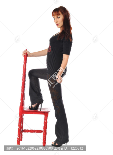 有紅椅子的漂亮女人-匯圖網(wǎng) www.fosd68.com 有紅椅子的漂亮女人