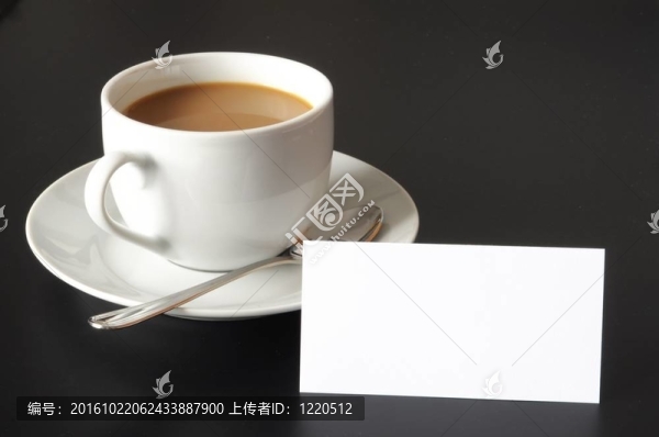 一杯咖啡和紙分隔開的