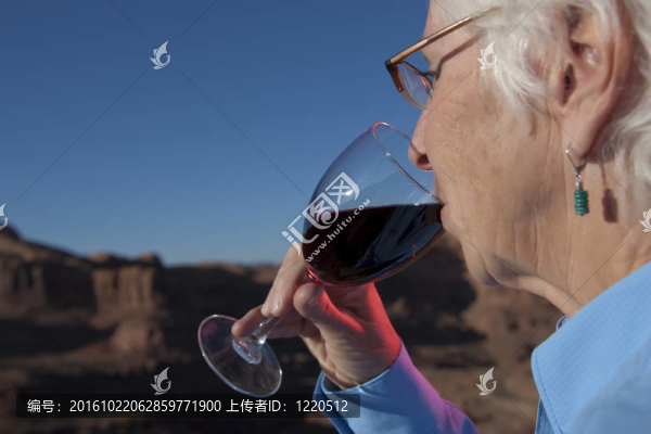 老年婦女飲酒