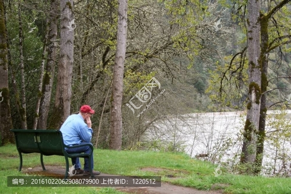 公園椅上的男人