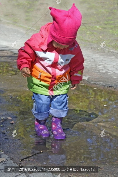 小孩站在水坑里