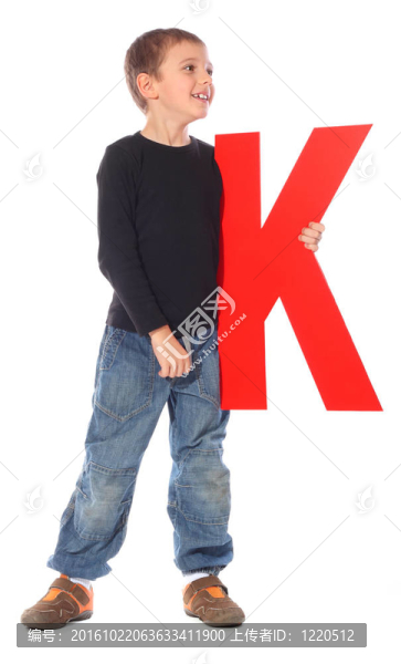 字母K的男孩