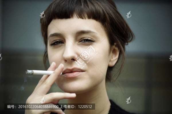 吸煙的女人