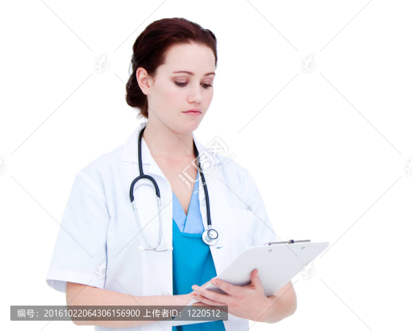 嚴重白人女性醫(yī)生在病人的折疊筆記