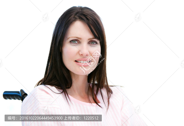 坐在輪椅上的美麗女性患者