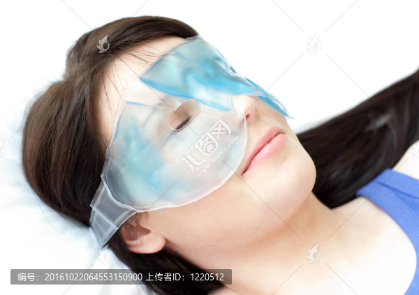 一個女孩的肖像與眼睛面具放松