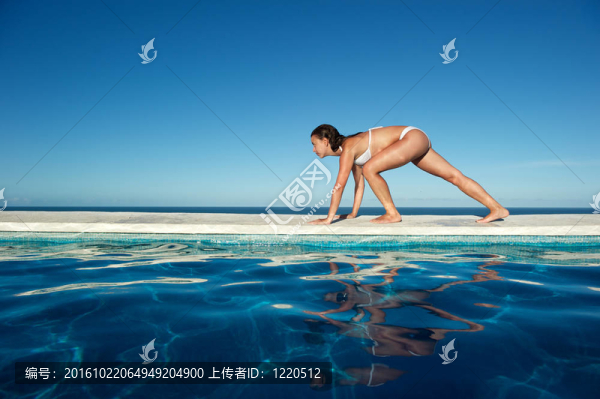 在游泳池里放松