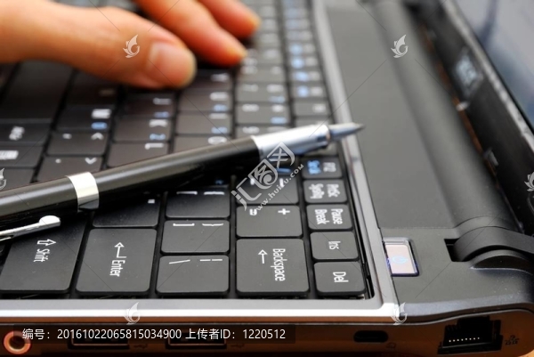 用鋼筆在筆記本電腦上打字