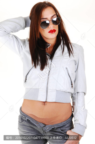 穿白夾克的女孩；微笑。