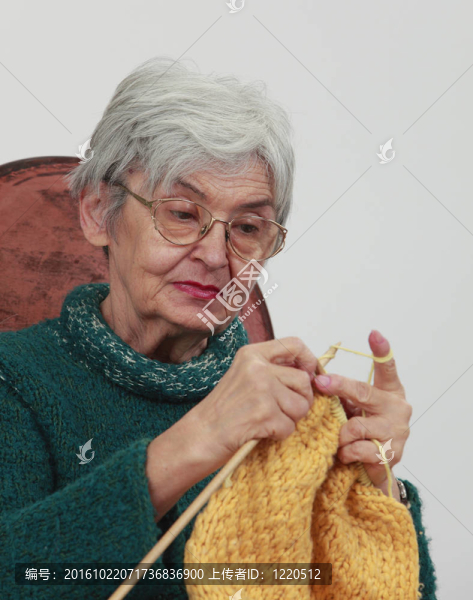 老婦人編織