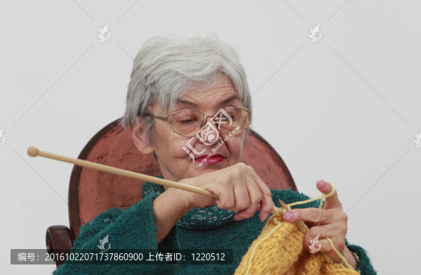 老婦人編織