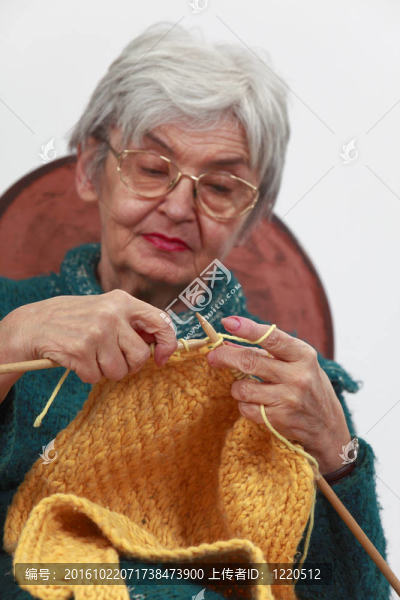 老婦人編織